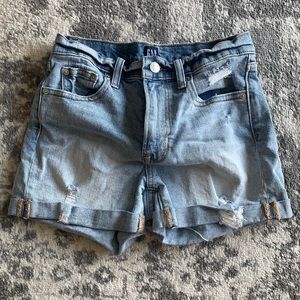 Gap distressed short 24R 3”